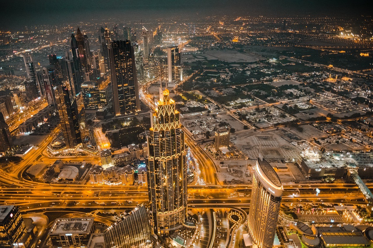Zdjęcie poglądowe Dubaju w nocy
